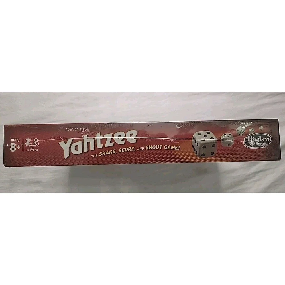 Hasbro Yahtzee Classic The Shake Score and Shout Family Dice Game Sealed